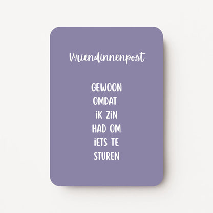 Staande kaart met tekst ‘Vriendinnenpost. Gewoon omdat ik zin had om iets te sturen’ in witte letters op een lavendelgrijze achtergrond, flatlay op witte ondergrond.