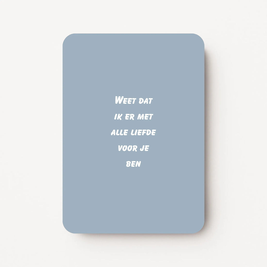 Staande lichtblauwe zomaarkaart met witte tekst "Weet dat ik er met alle liefde voor je ben".