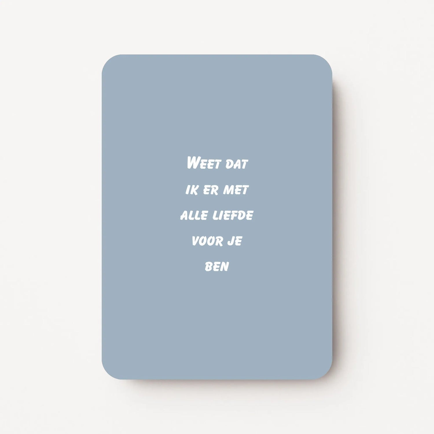 Staande lichtblauwe zomaarkaart met witte tekst "Weet dat ik er met alle liefde voor je ben".