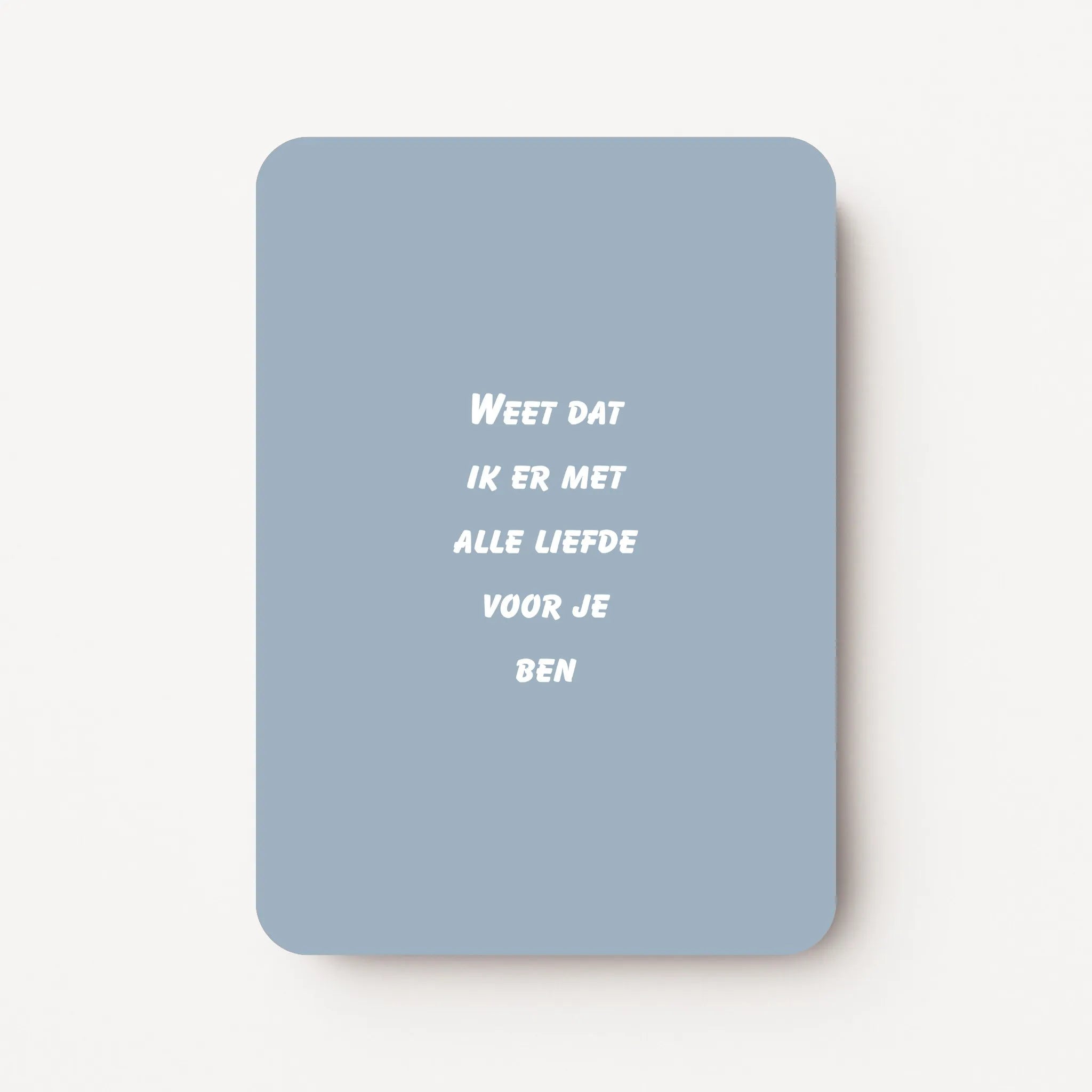 Staande lichtblauwe zomaarkaart met witte tekst "Weet dat ik er met alle liefde voor je ben".