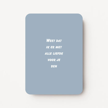 Staande lichtblauwe zomaarkaart met witte tekst "Weet dat ik er met alle liefde voor je ben".